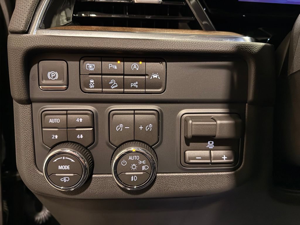 Used 2026 Chevrolet Tahoe High Country AWD/4WD image 18