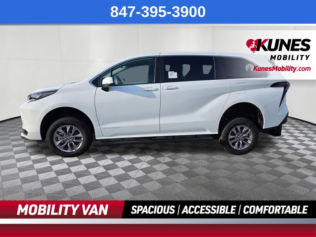 Used 2026 Toyota Sienna LE FWD image 4