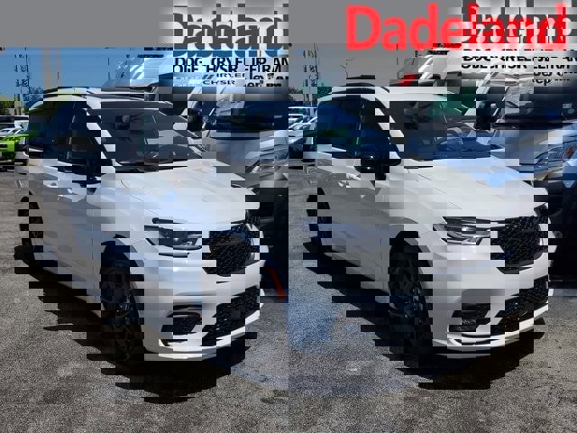 New 2024 Chrysler Pacifica Limited w/ S Appearance Package image 1