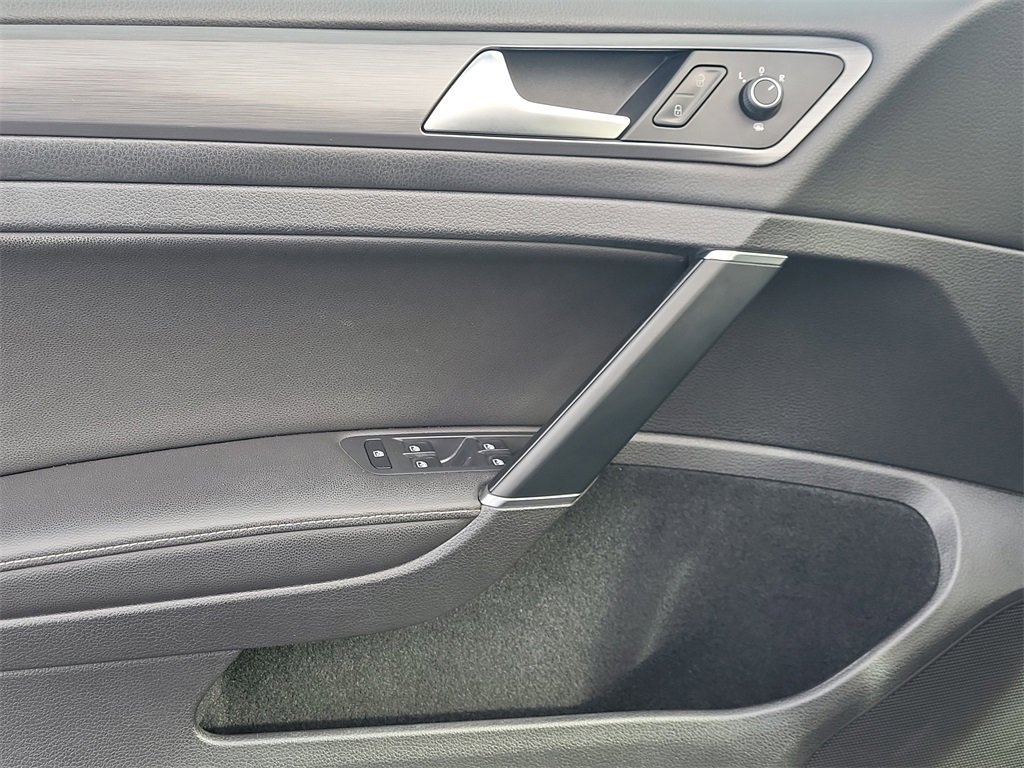 Used 2018 Volkswagen Golf SE image 11