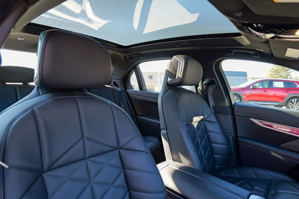 Used 2023 BMW 740i w/ Parking Assistance Package image 49