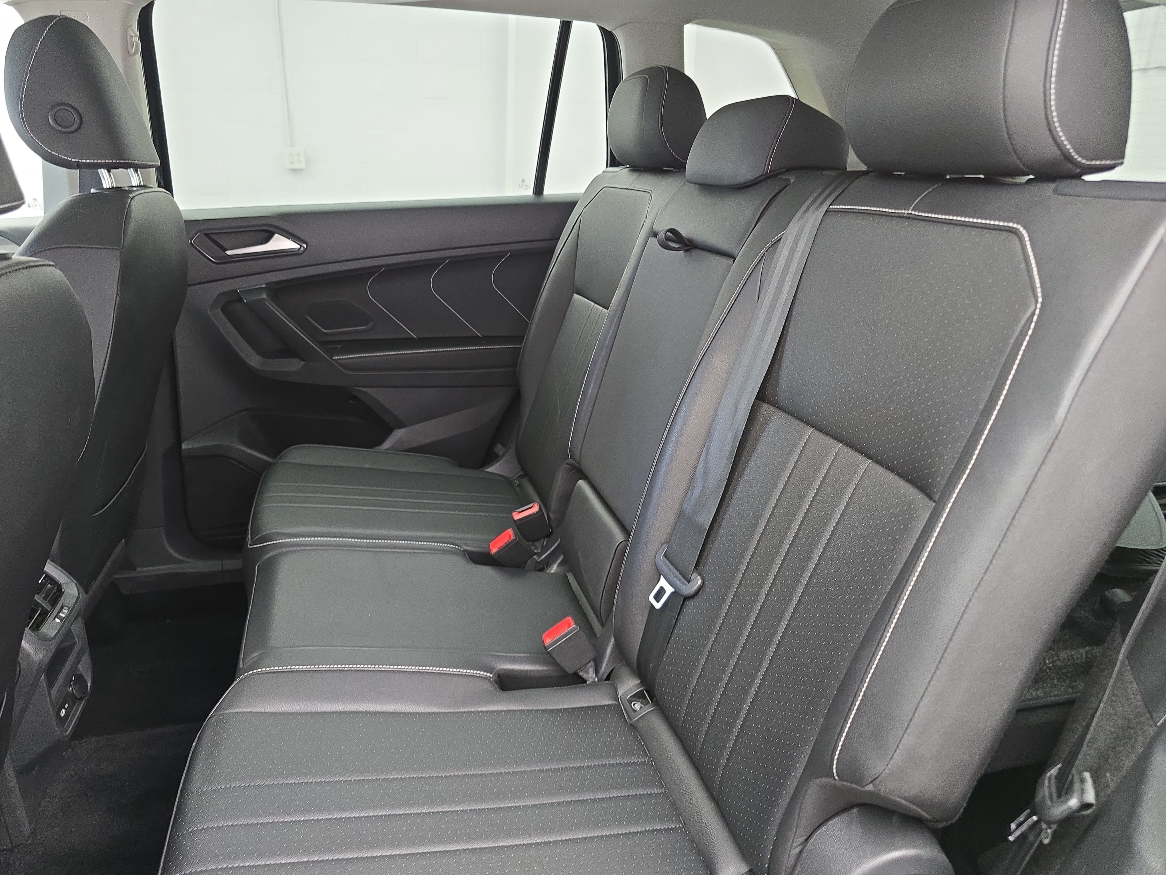 Used 2023 Volkswagen Tiguan SE w/ Panoramic Sunroof Package FWD image 14