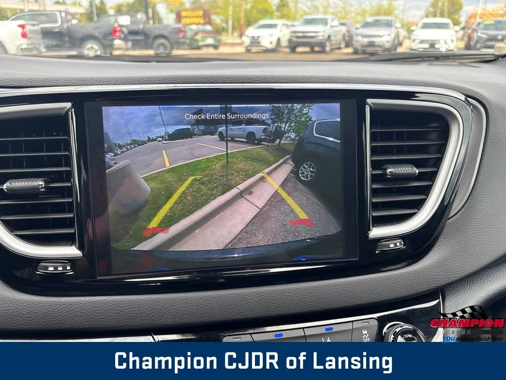 Used 2025 Chrysler Pacifica Select FWD image 33