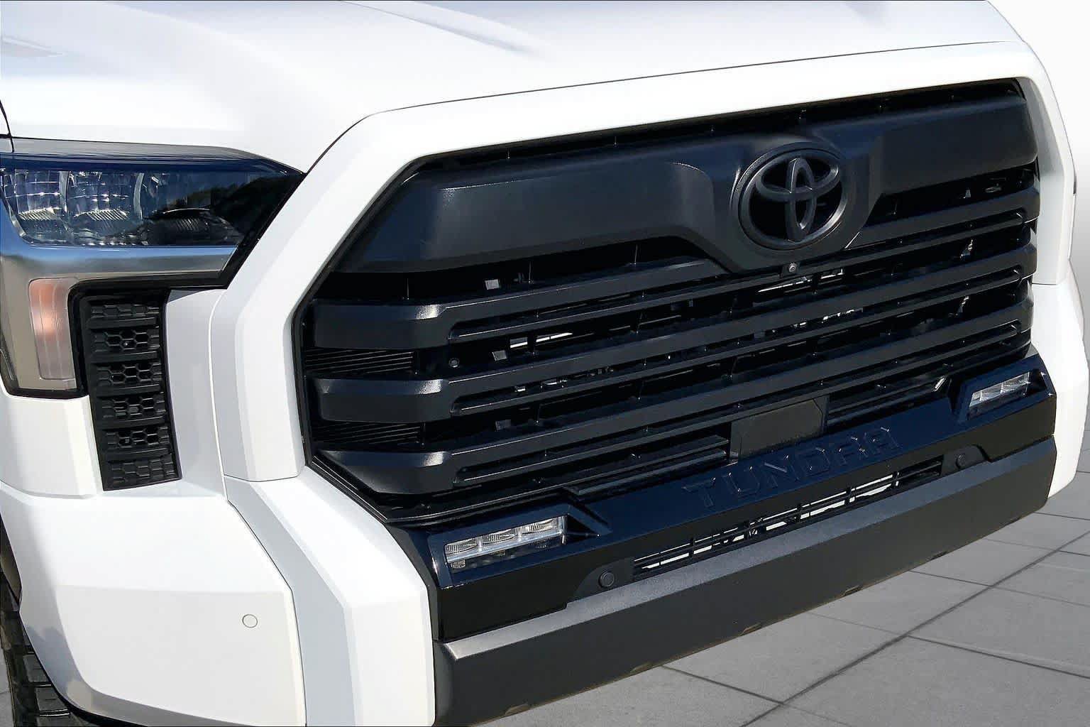 Used 2026 Toyota Tundra Limited AWD/4WD image 32