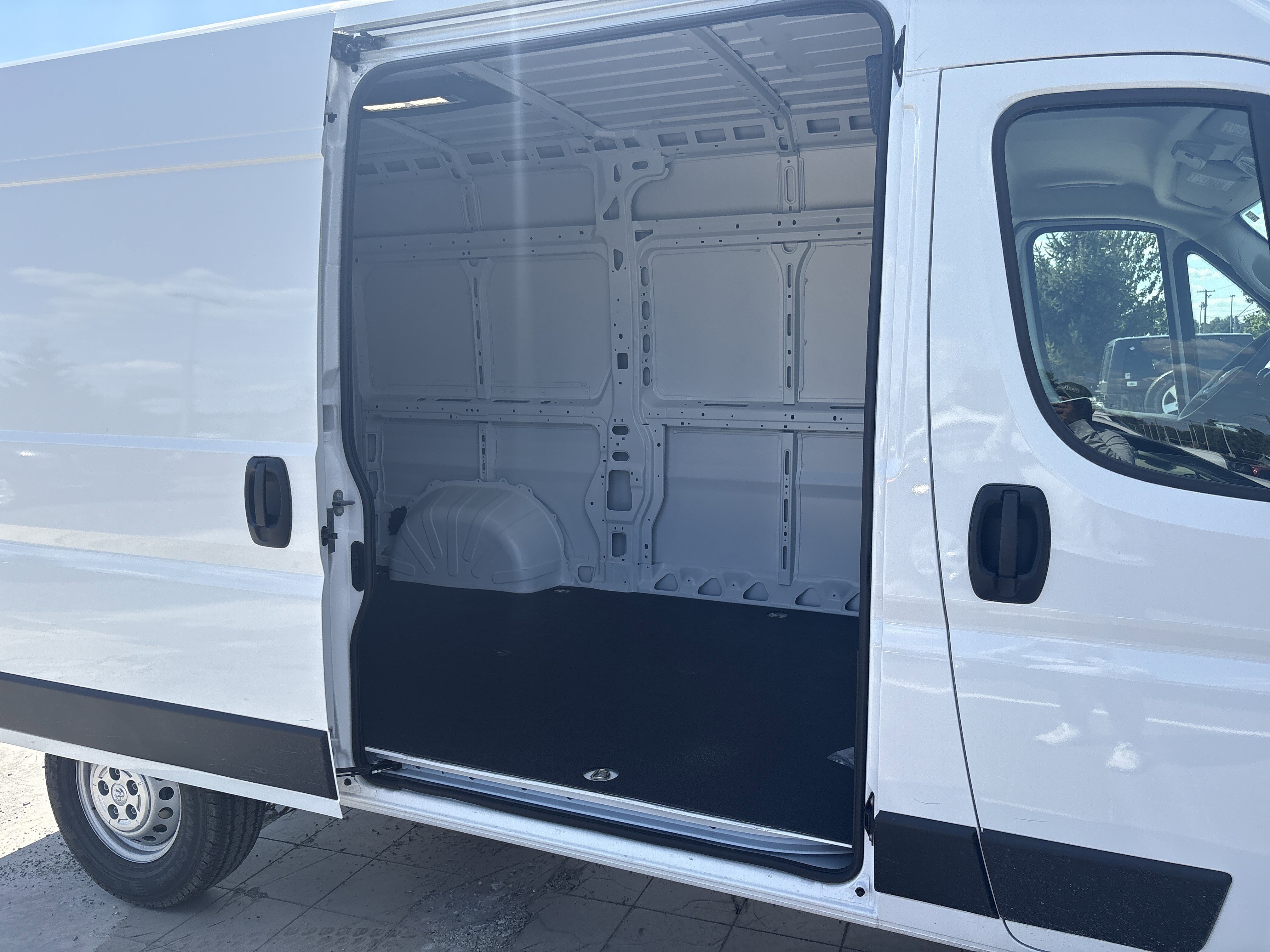 New 2025 RAM ProMaster 2500 w/ Convenience Group FWD image 10