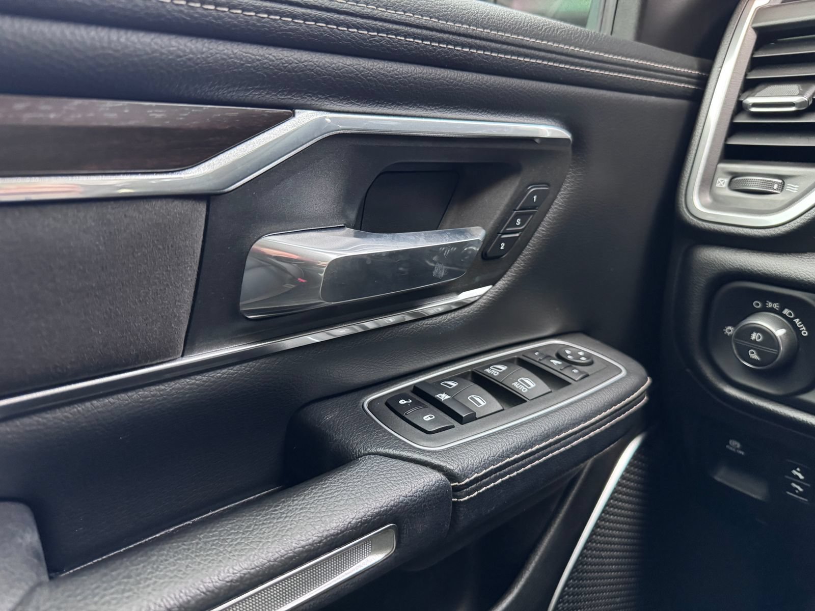 Used 2022 RAM 1500 Laramie AWD/4WD image 14