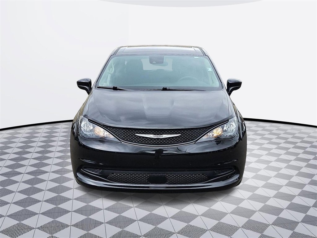 Used 2023 Chrysler Voyager LX image 9