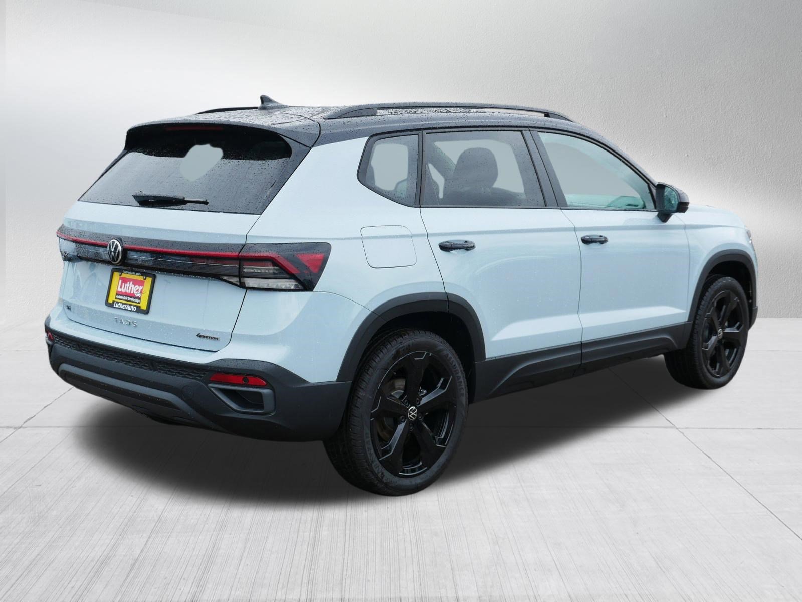 New 2026 Volkswagen Taos SE image 3