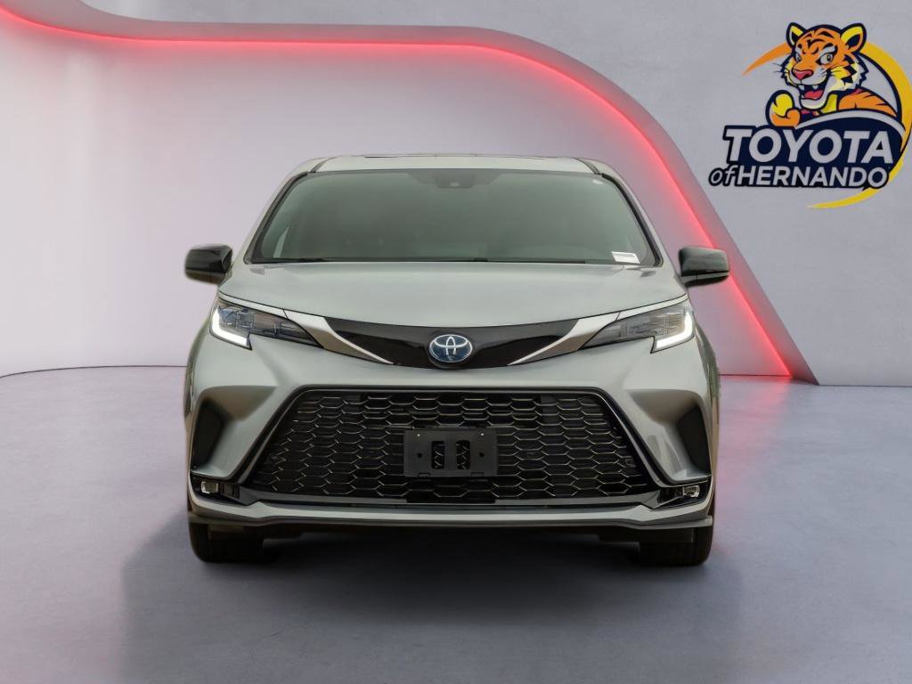 Used 2023 Toyota Sienna XSE AWD/4WD image 2
