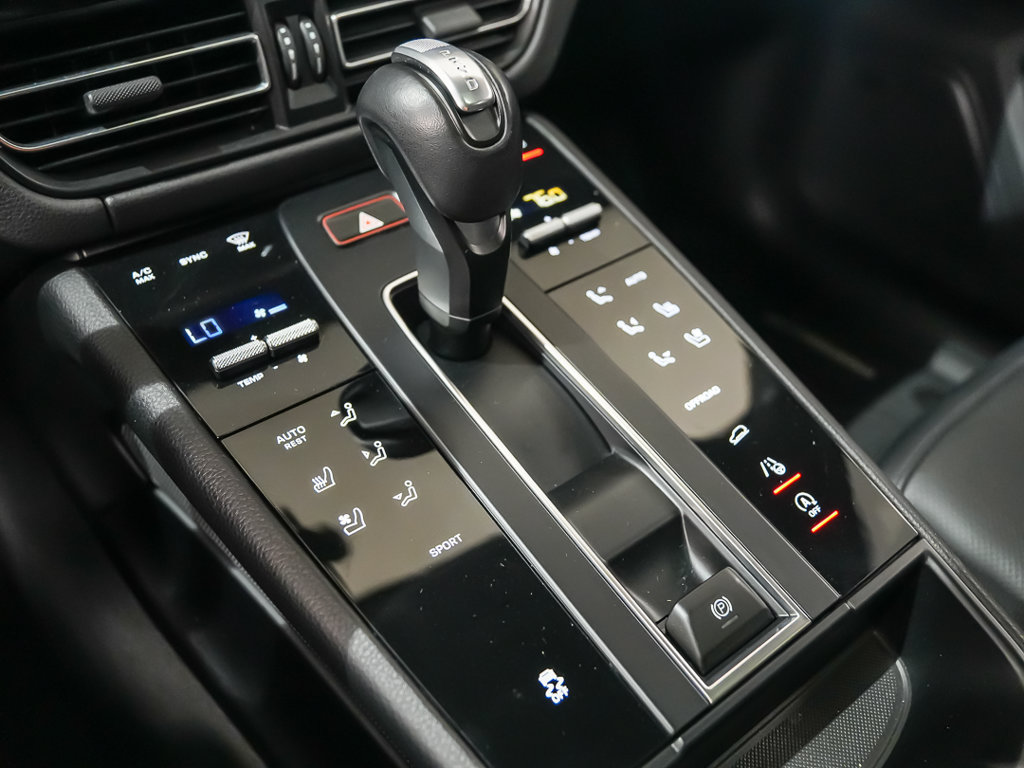 Certified 2024 Porsche Macan AWD/4WD image 30