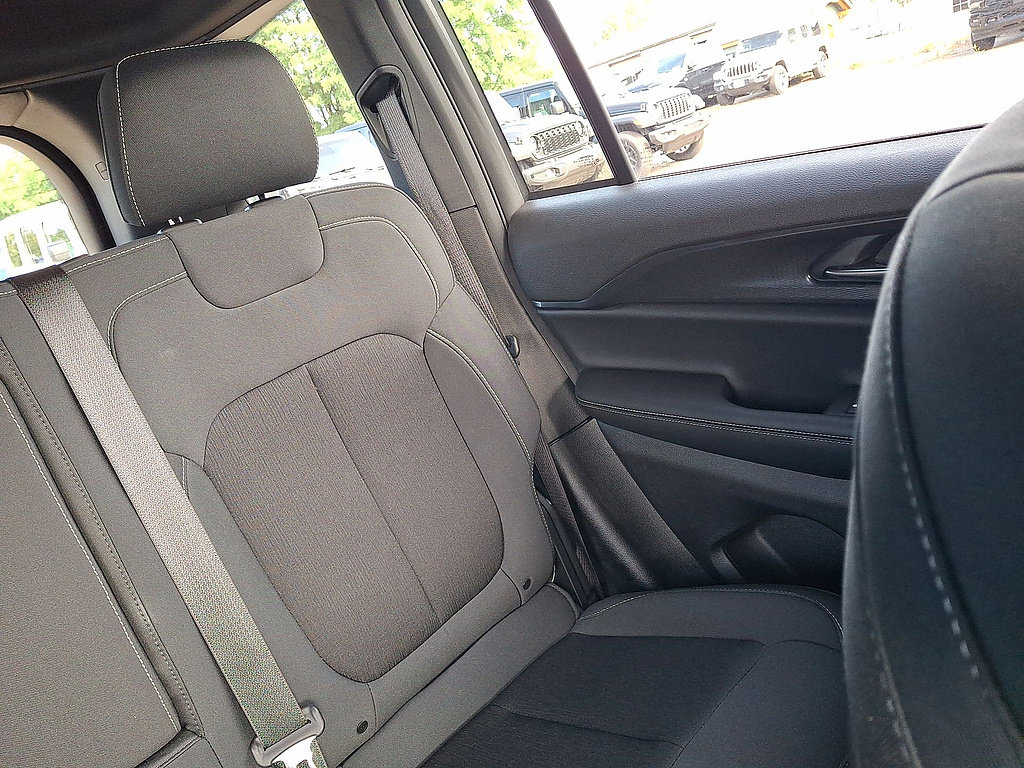 Used 2025 Jeep Grand Cherokee Laredo w/ Luxury Tech Group I AWD/4WD image 14