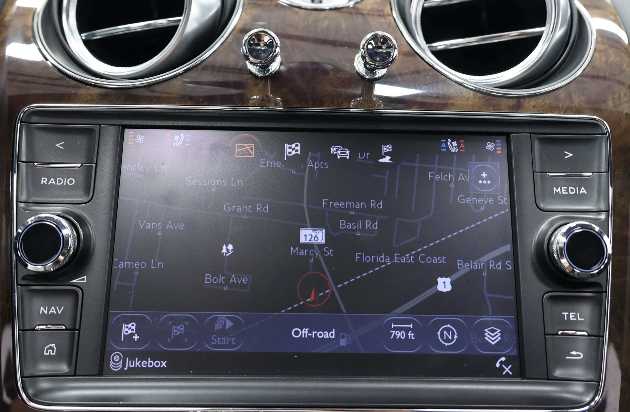 Used 2020 Bentley Bentayga Plug-In Hybrid AWD/4WD image 38