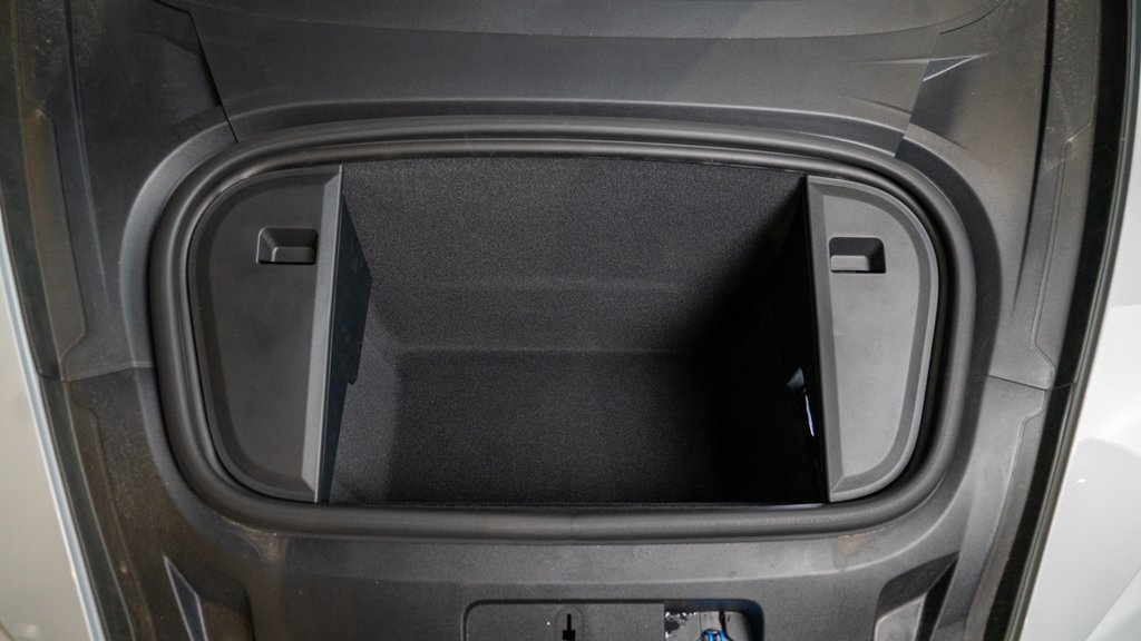 New 2025 Porsche Taycan image 38