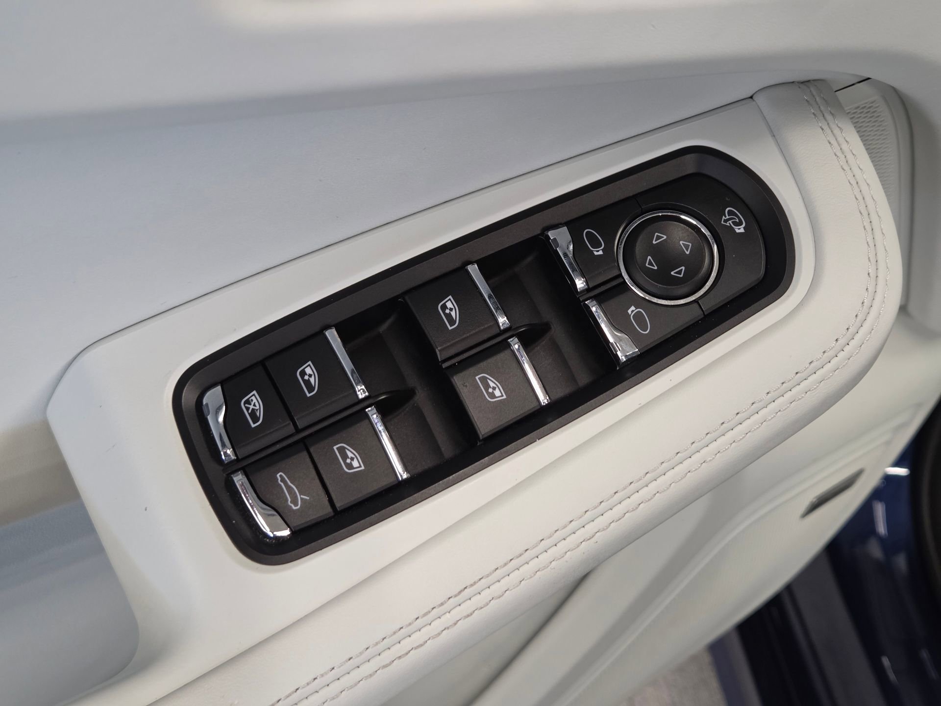 Certified 2023 Porsche Macan GTS w/ Premium Package Plus AWD/4WD image 15