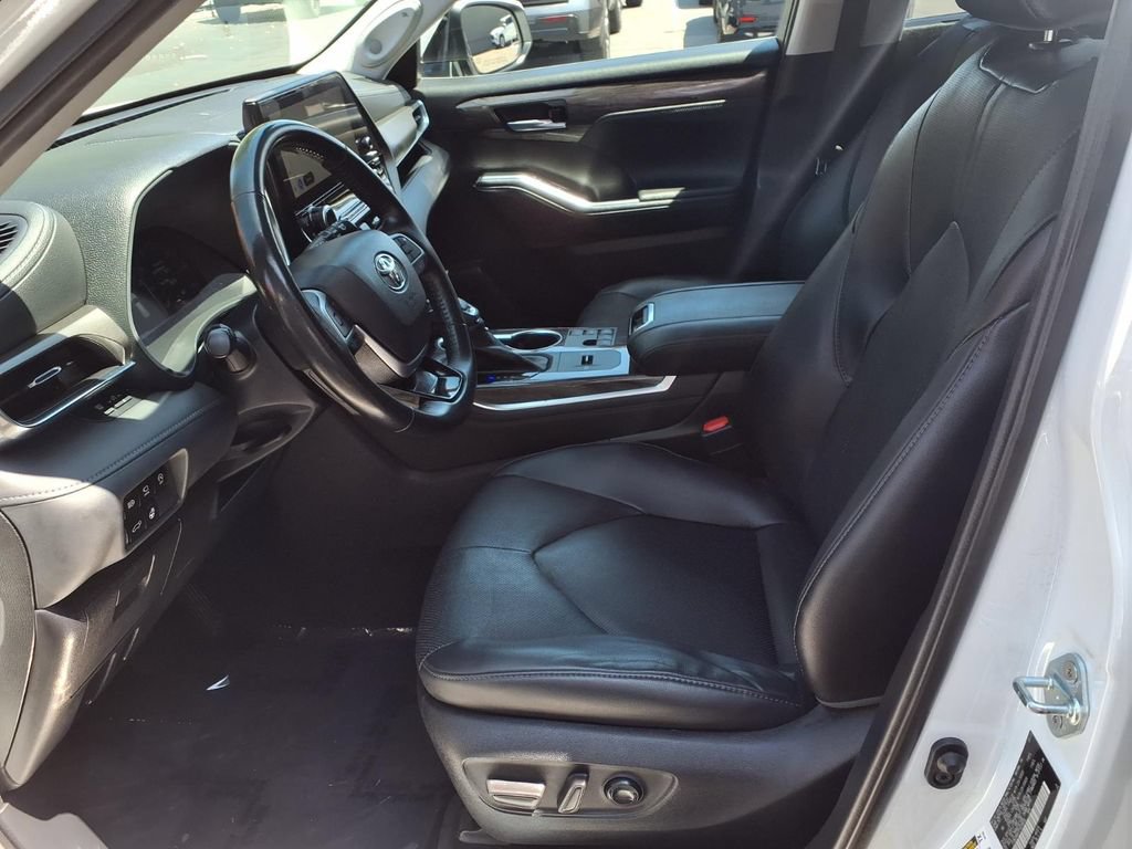 Used 2023 Toyota Highlander Limited FWD image 16