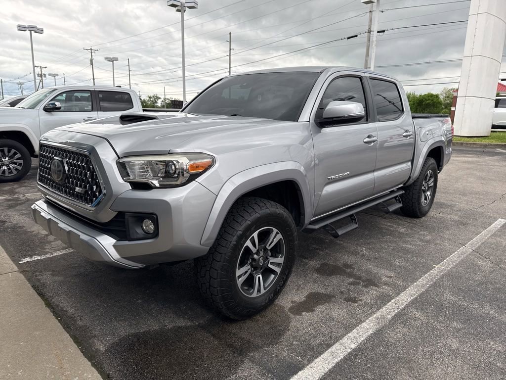 Used 2018 Toyota Tacoma TRD Sport AWD/4WD image 2