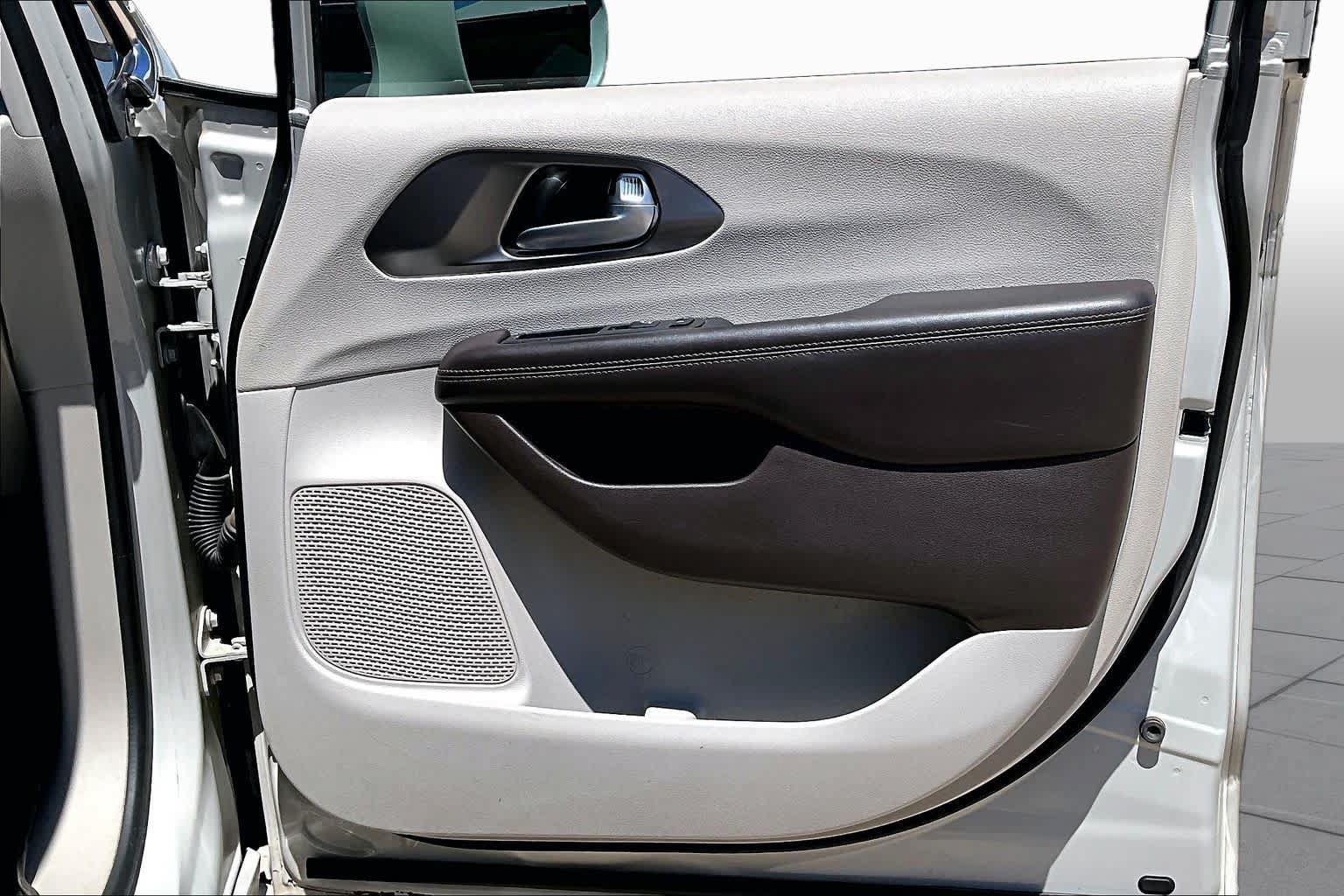 Used 2017 Chrysler Pacifica Touring-L Plus FWD image 18