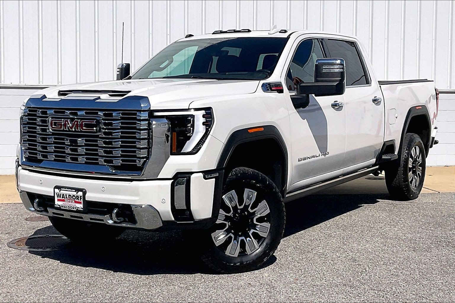 Used 2024 GMC Sierra 2500 Denali w/ Denali Reserve Package AWD/4WD image 2