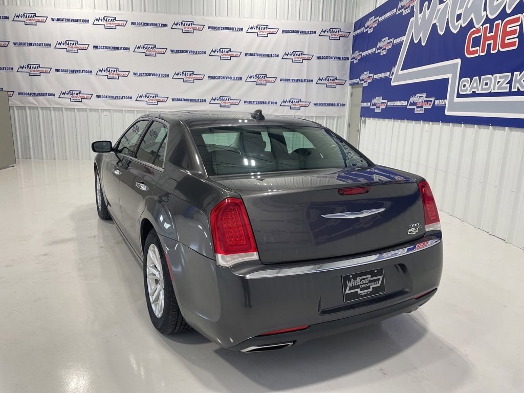 Used 2017 Chrysler 300 C image 8