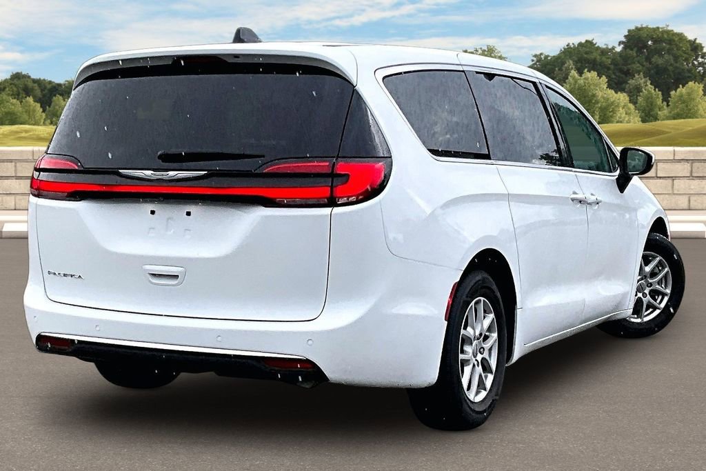 Used 2023 Chrysler Pacifica Touring-L FWD image 9