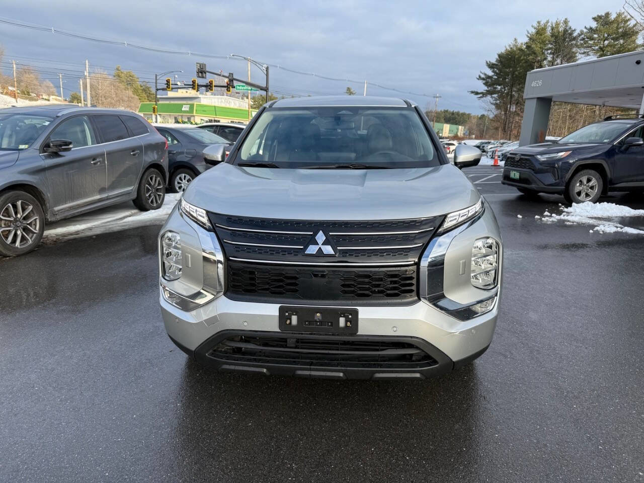 Used 2024 Mitsubishi Outlander SE image 3