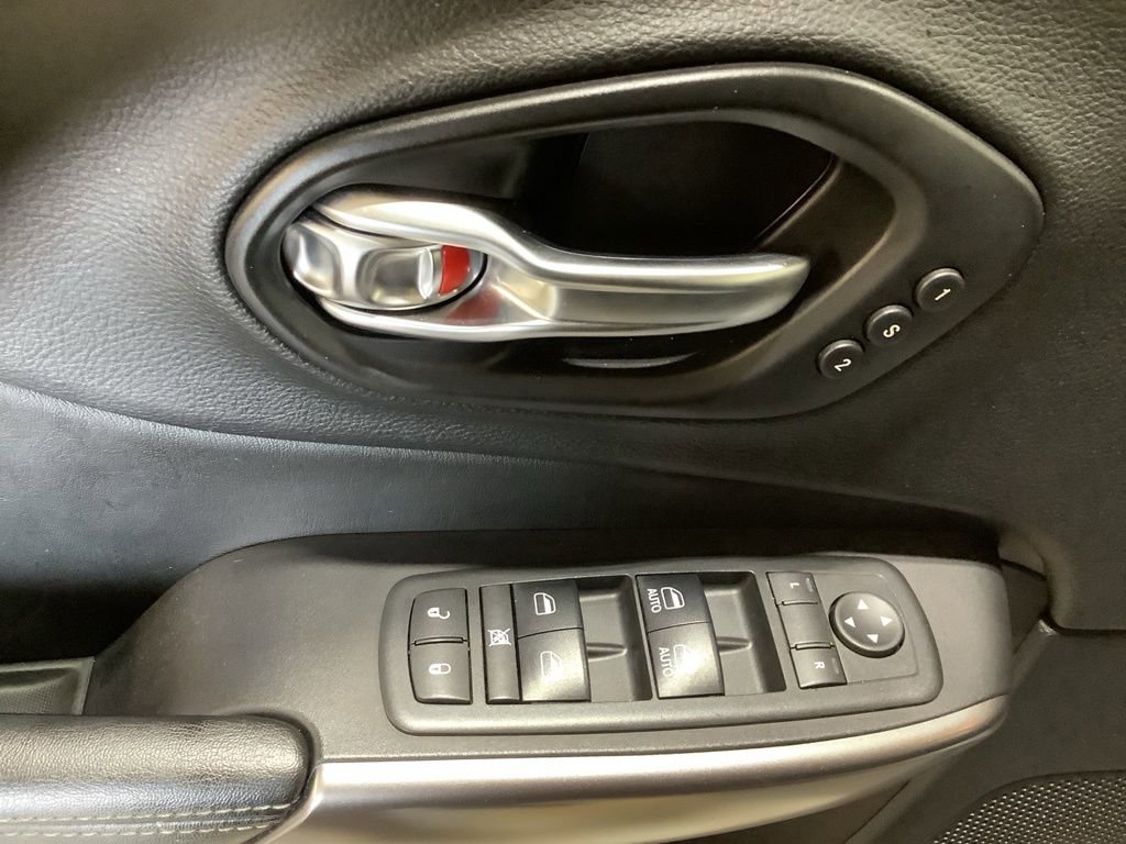 Used 2019 Jeep Cherokee Limited image 23