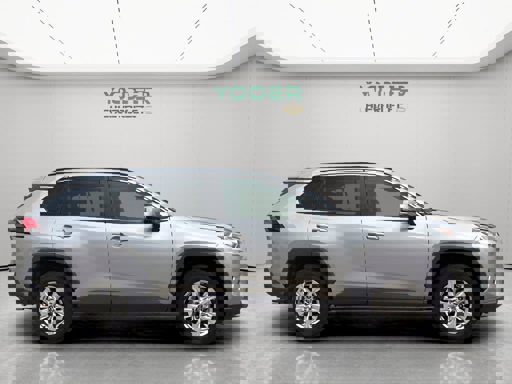 Used 2021 Toyota RAV4 XLE w/ Carpet Mat Package (TMS) AWD/4WD image 4