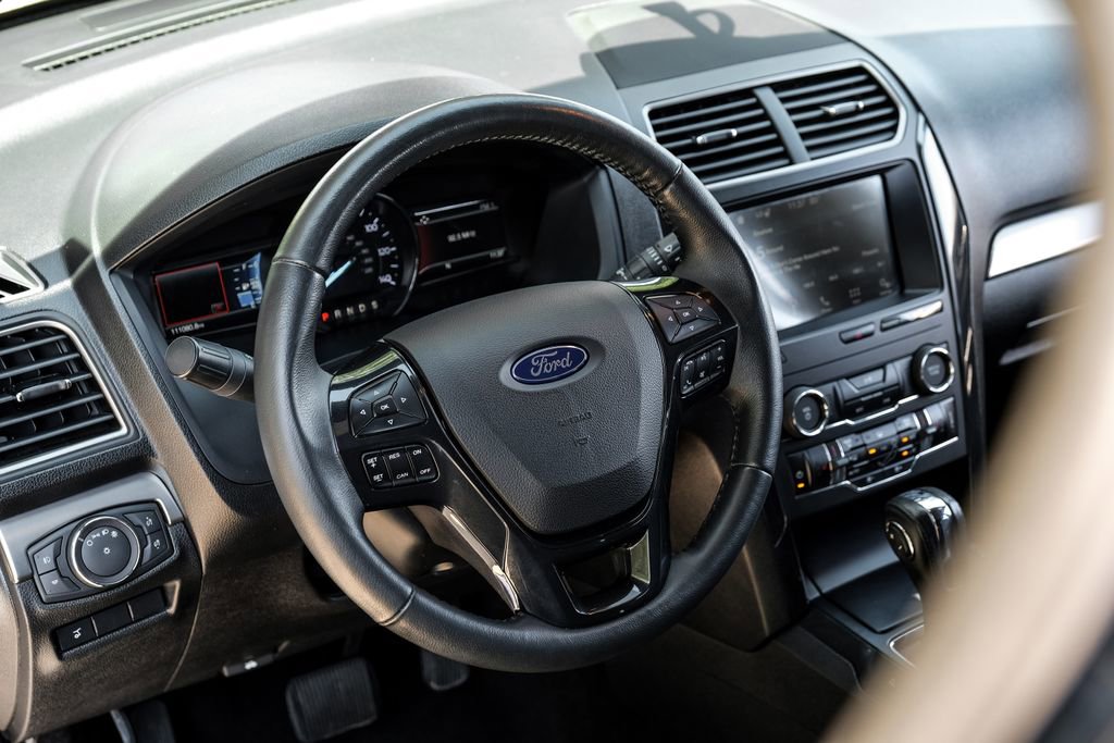 Used 2018 Ford Explorer XLT w/ Equipment Group 202A FWD image 4
