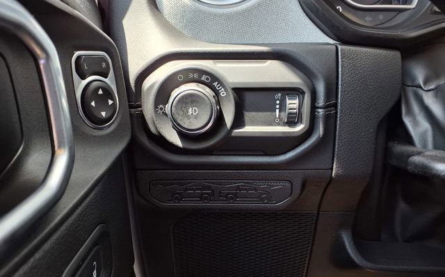 Used 2025 Jeep Wrangler Unlimited Sahara AWD/4WD image 30