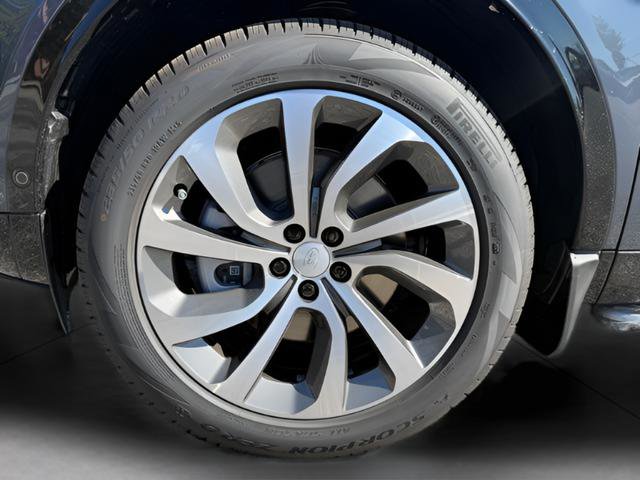 New 2025 Land Rover Discovery Sport Dynamic SE image 9