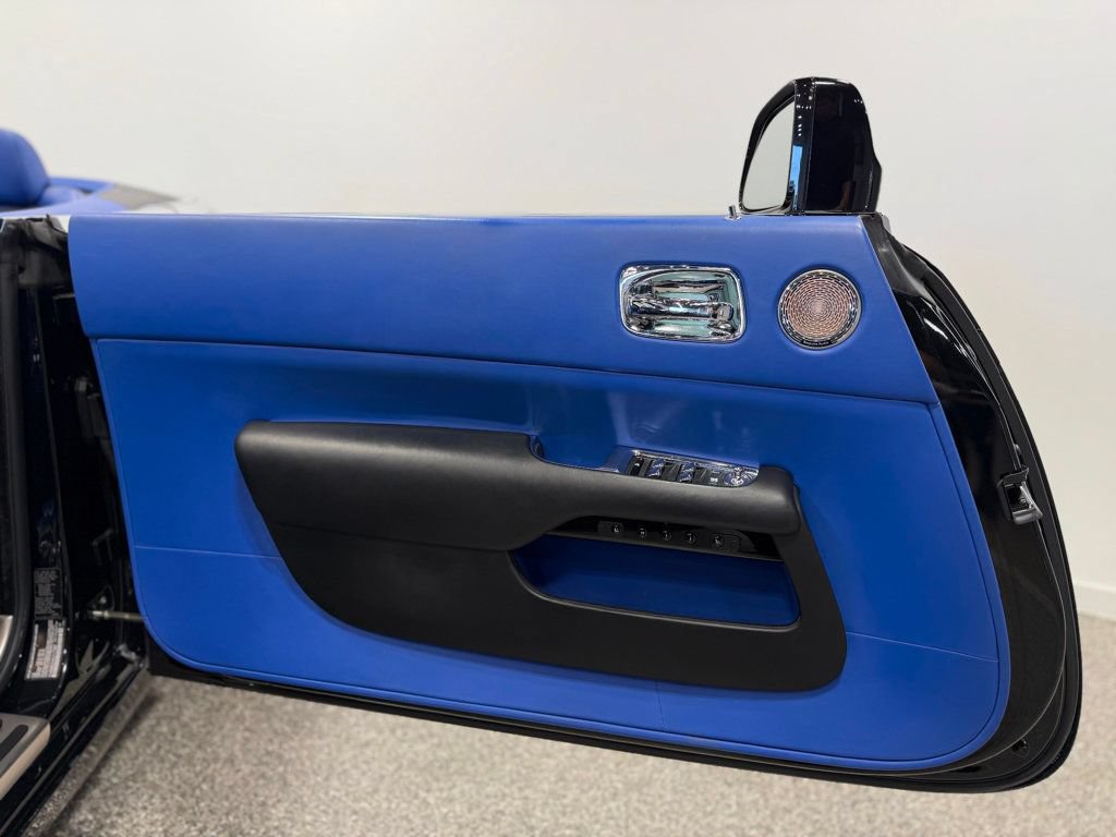 Used 2019 Rolls-Royce Dawn RWD image 12