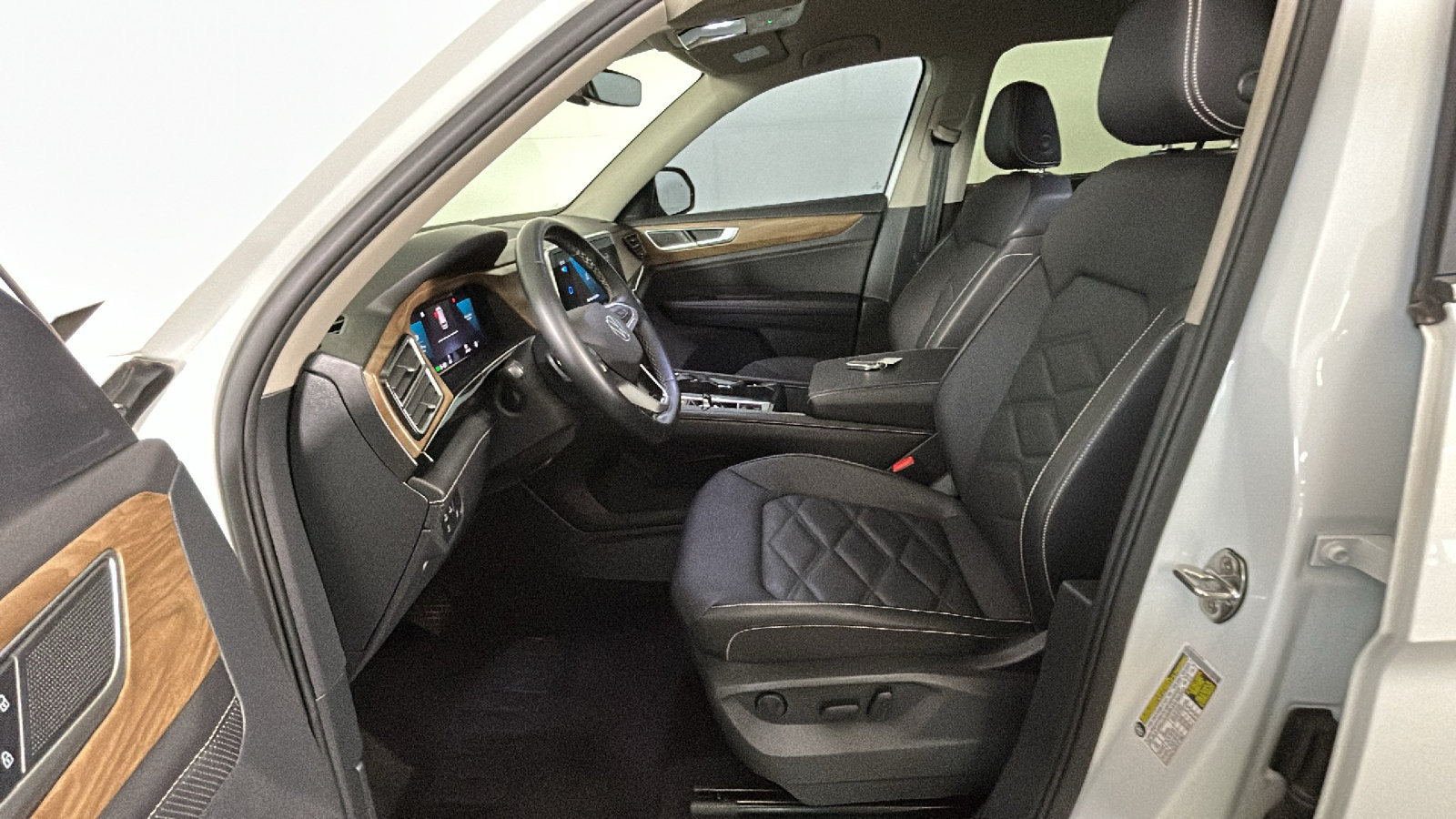 Used 2025 Volkswagen Atlas SE AWD/4WD image 11