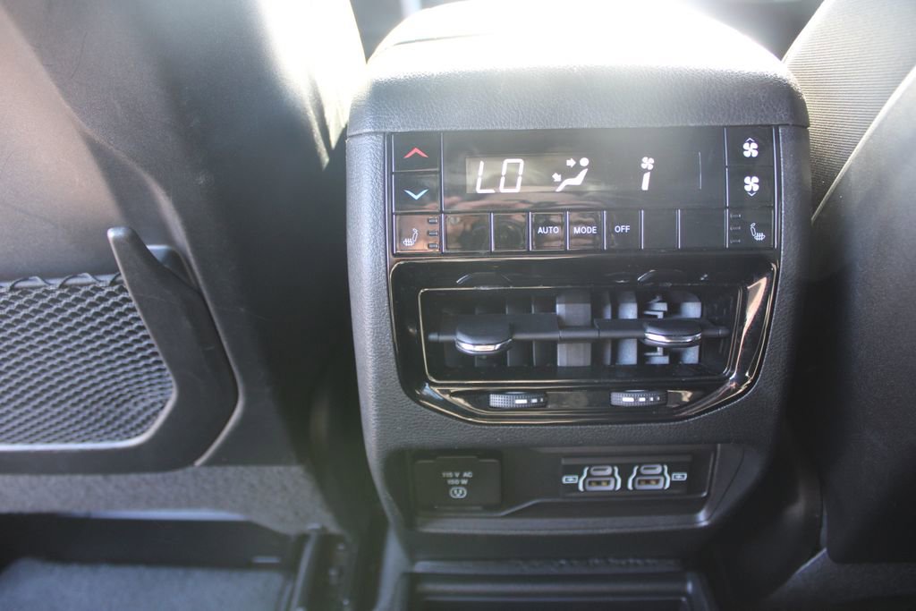 Used 2024 Jeep Grand Cherokee L Limited w/ Luxury Tech Group II image 27