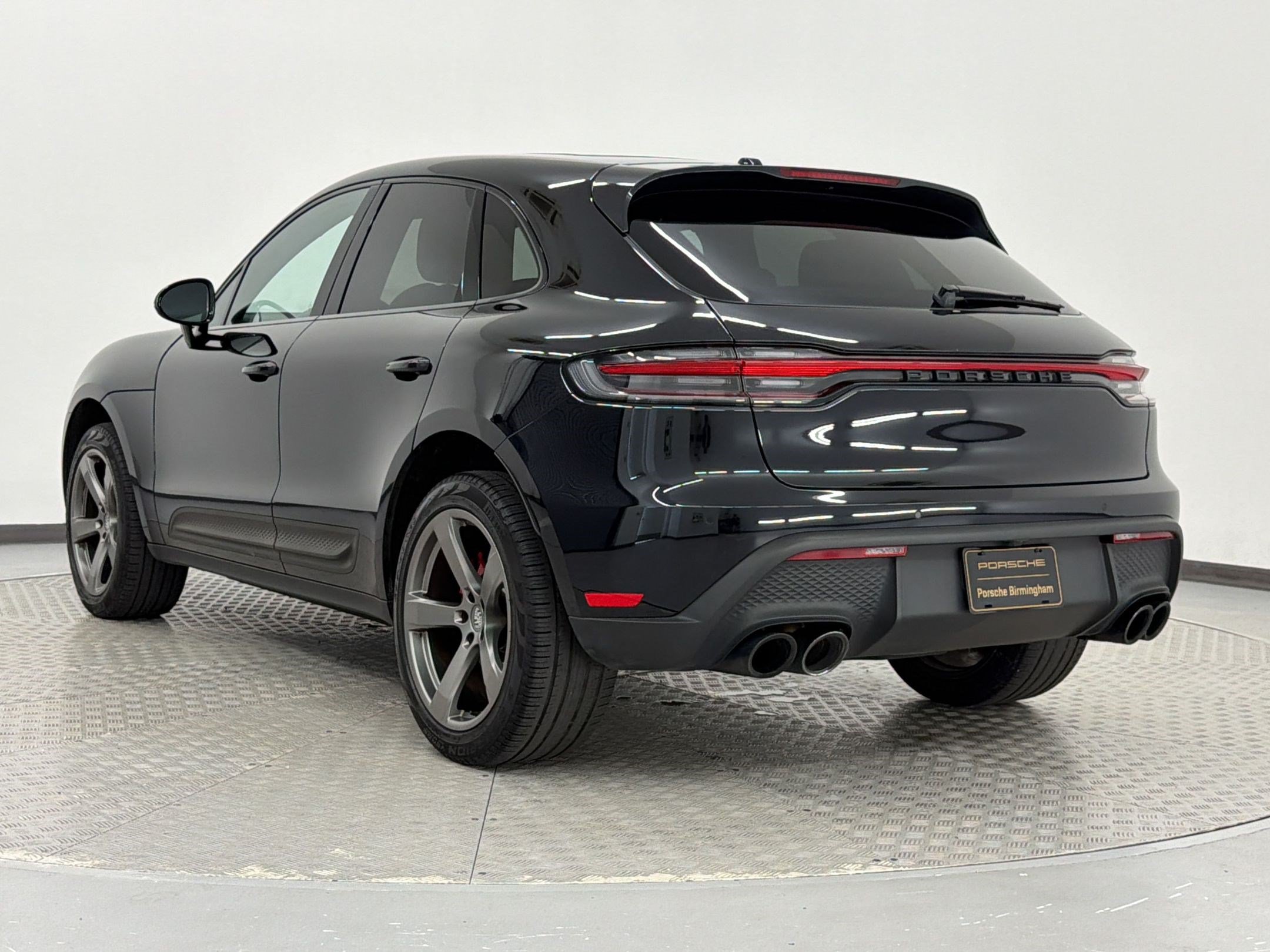 Certified 2023 Porsche Macan S AWD/4WD image 3