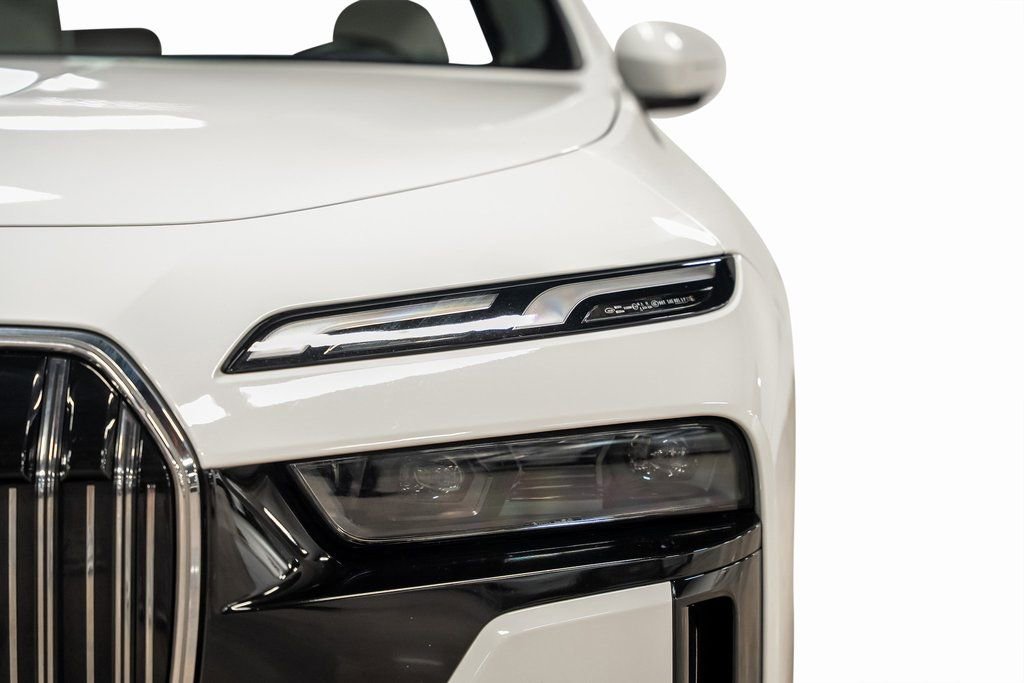 Used 2023 BMW 740i w/ Luxury Rear Seating Package image 9