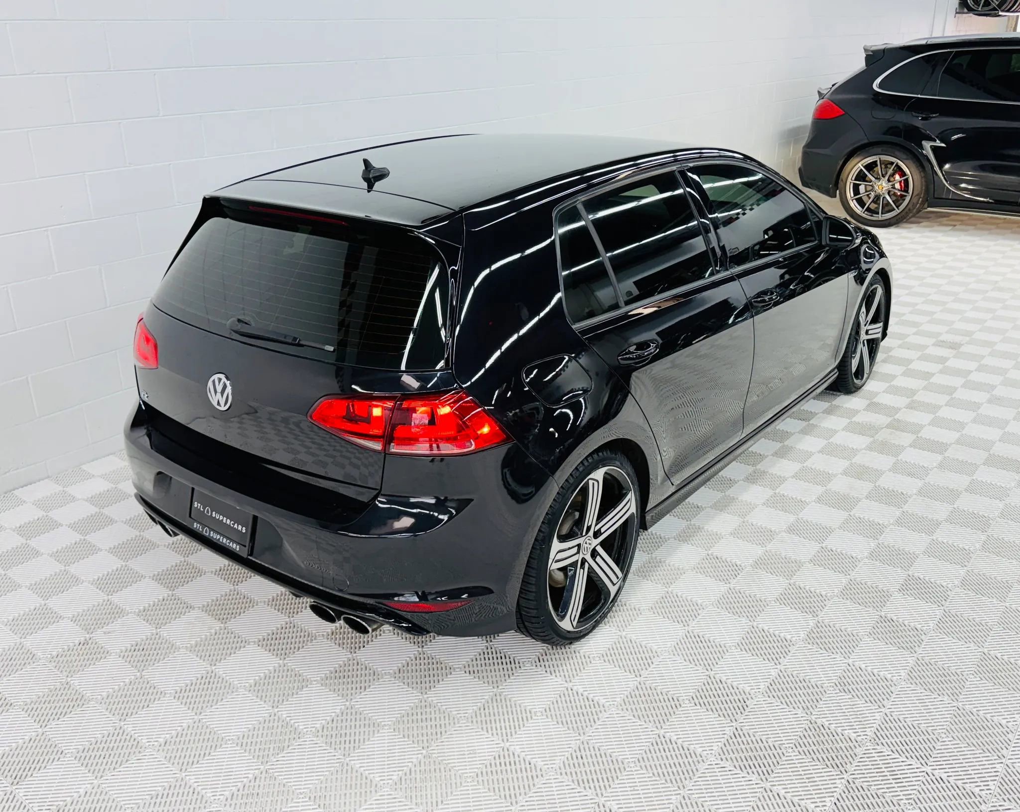 Used 2016 Volkswagen Golf R 4-Door image 16