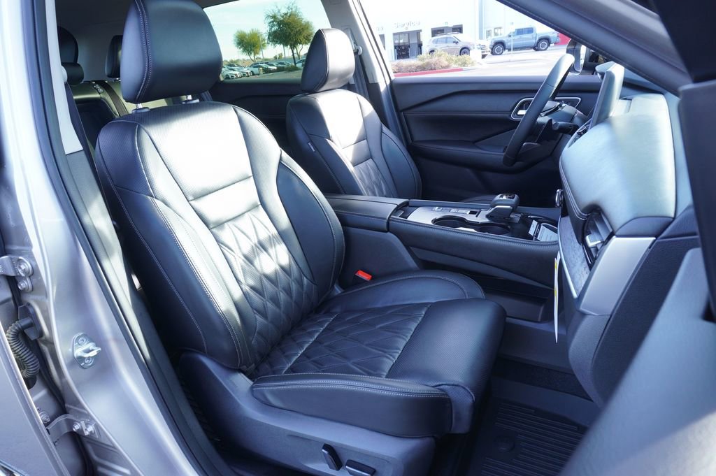 Certified 2025 Nissan Rogue Platinum image 12