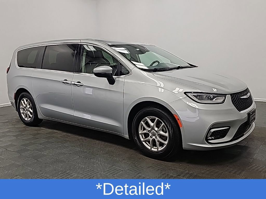 Used 2023 Chrysler Pacifica Touring-L image 2