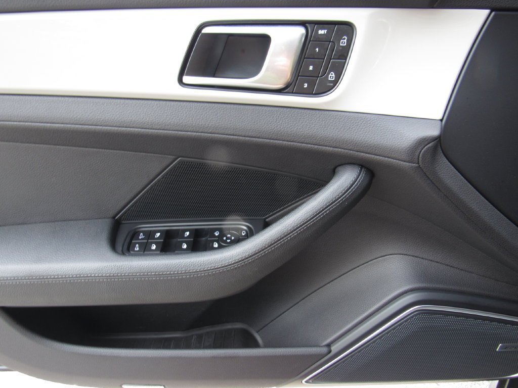 Used 2023 Porsche Panamera image 24