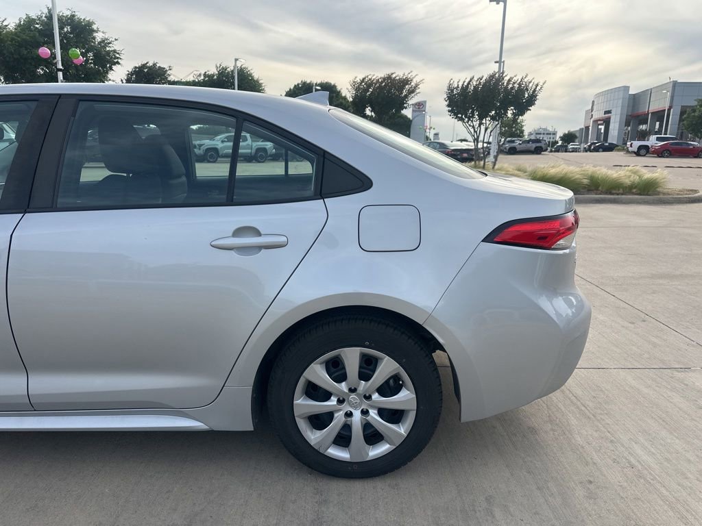 Used 2020 Toyota Corolla LE FWD image 3