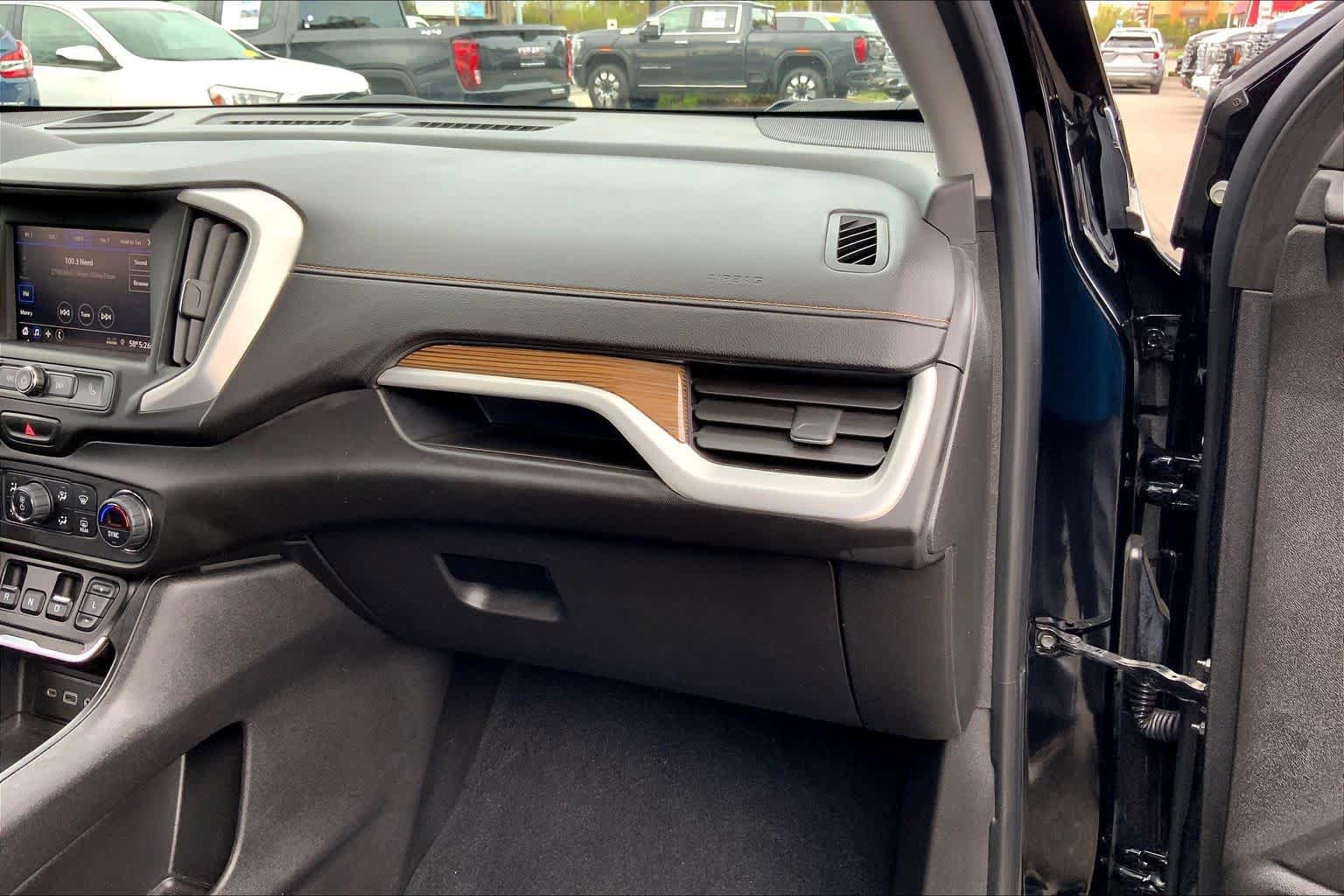 Used 2020 GMC Terrain SLE w/ Driver Convenience Package AWD/4WD image 17