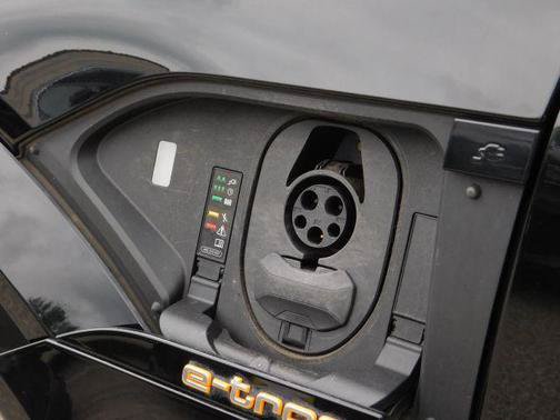 Used 2022 Audi e-tron S Premium Plus AWD/4WD image 17