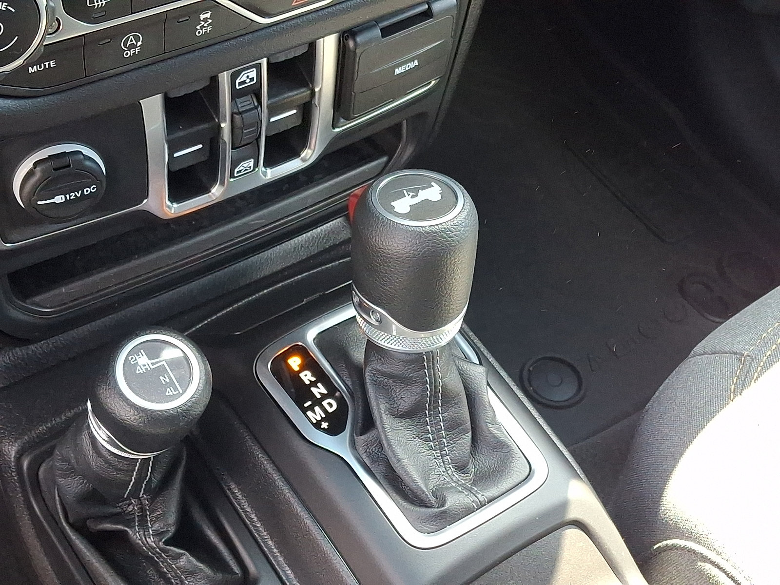Used 2025 Jeep Wrangler Unlimited Sahara w/ Safety Group AWD/4WD image 15