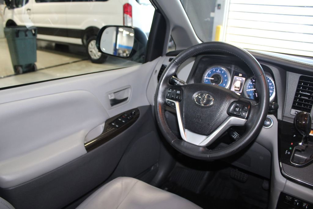 Used 2017 Toyota Sienna XLE Premium image 21