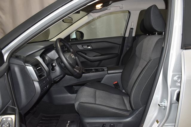 Used 2025 Nissan Rogue SV image 12