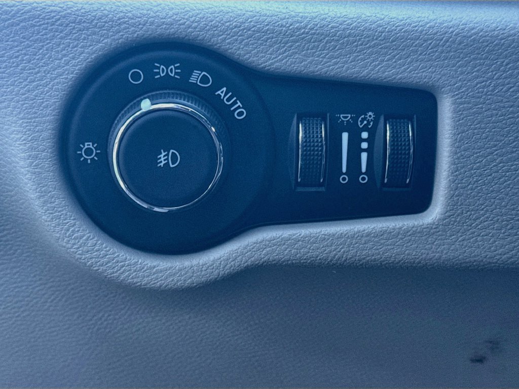 Used 2023 Chrysler Pacifica Touring-L FWD image 11
