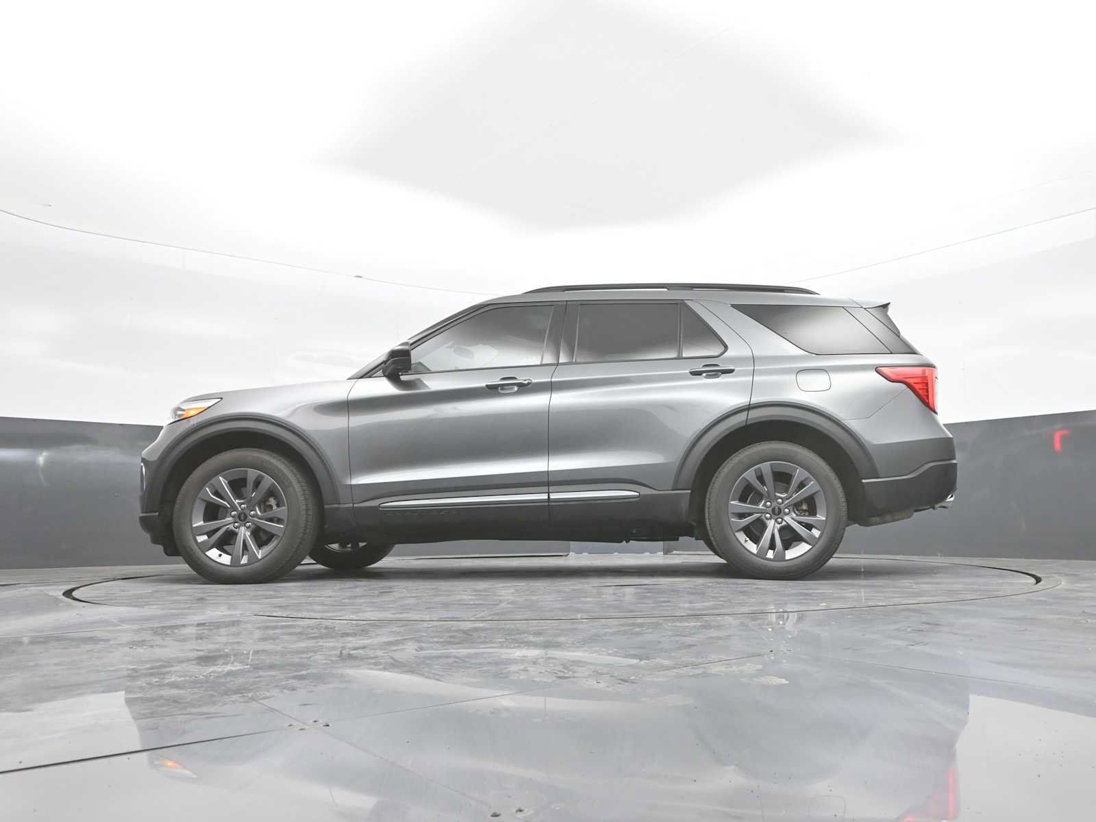 Used 2024 Ford Explorer XLT w/ Equipment Group 202A AWD/4WD image 47