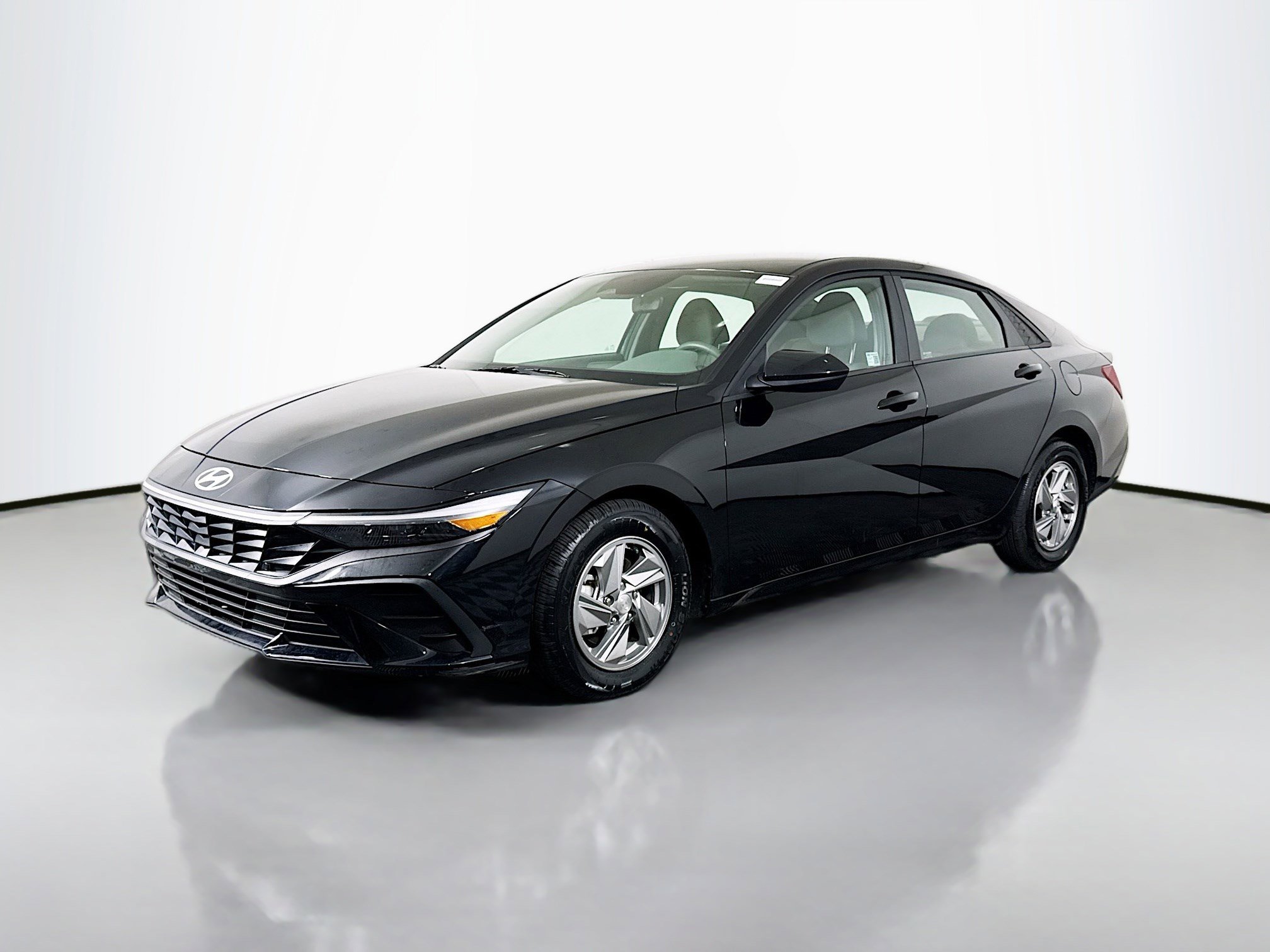 Used 2025 Hyundai Elantra SE image 4