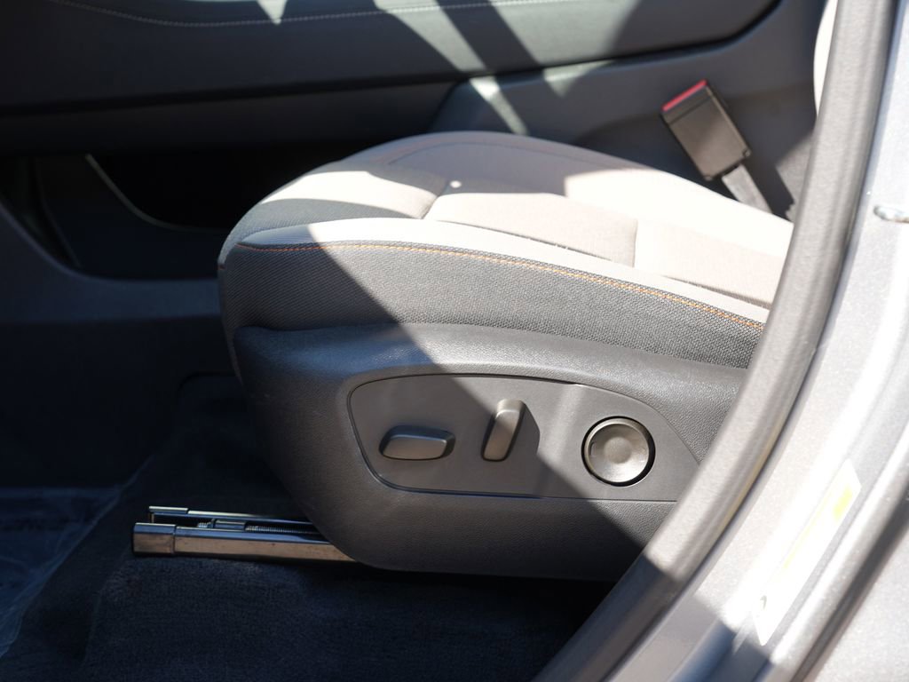 Used 2025 Chevrolet Traverse LT image 15