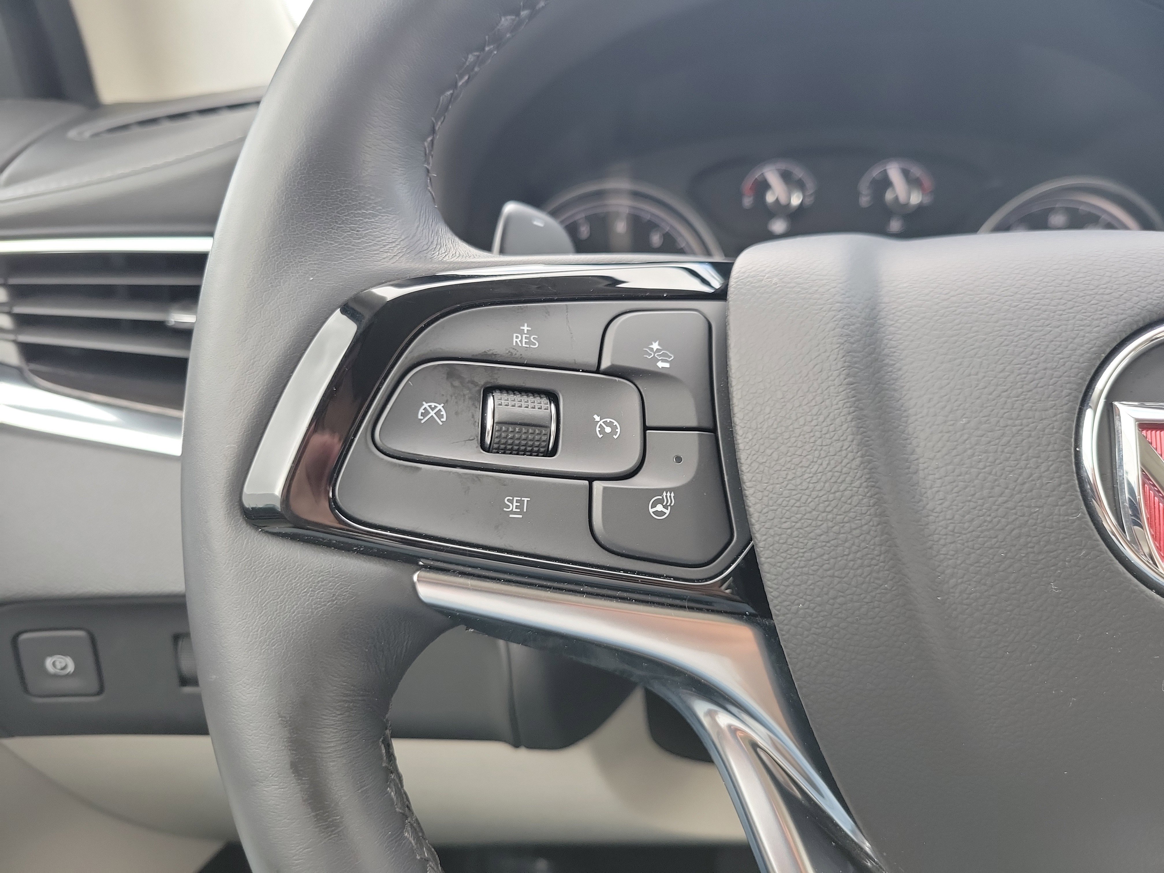 Used 2024 Buick Enclave Essence image 27